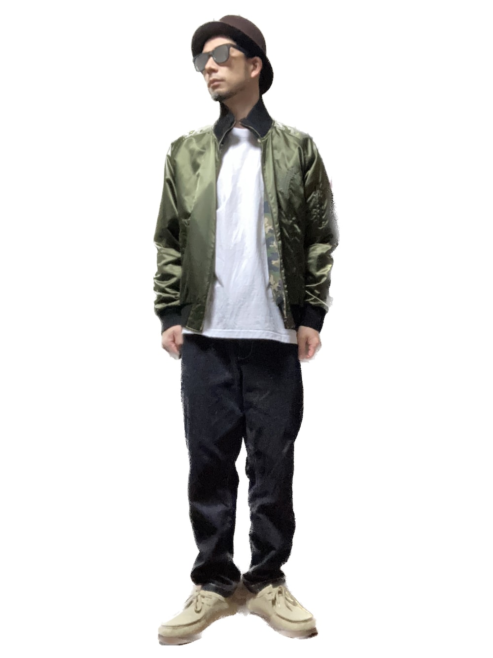 ブラック系のデニムパンツ、ベージュ系のモカシン/デッキシューズ、ホワイト系のTシャツ/カットソーを着用したメンズの秋コーディネートの3枚目の写真