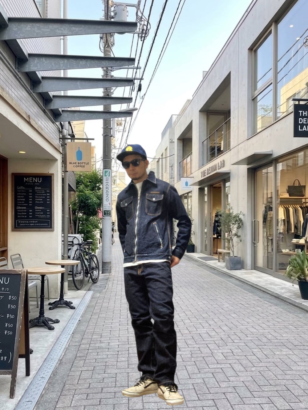 ブルー系のデニムジャケット、ブルー系のデニムパンツ、ホワイト系のスニーカーを着用したメンズの春コーディネートの2枚目の写真