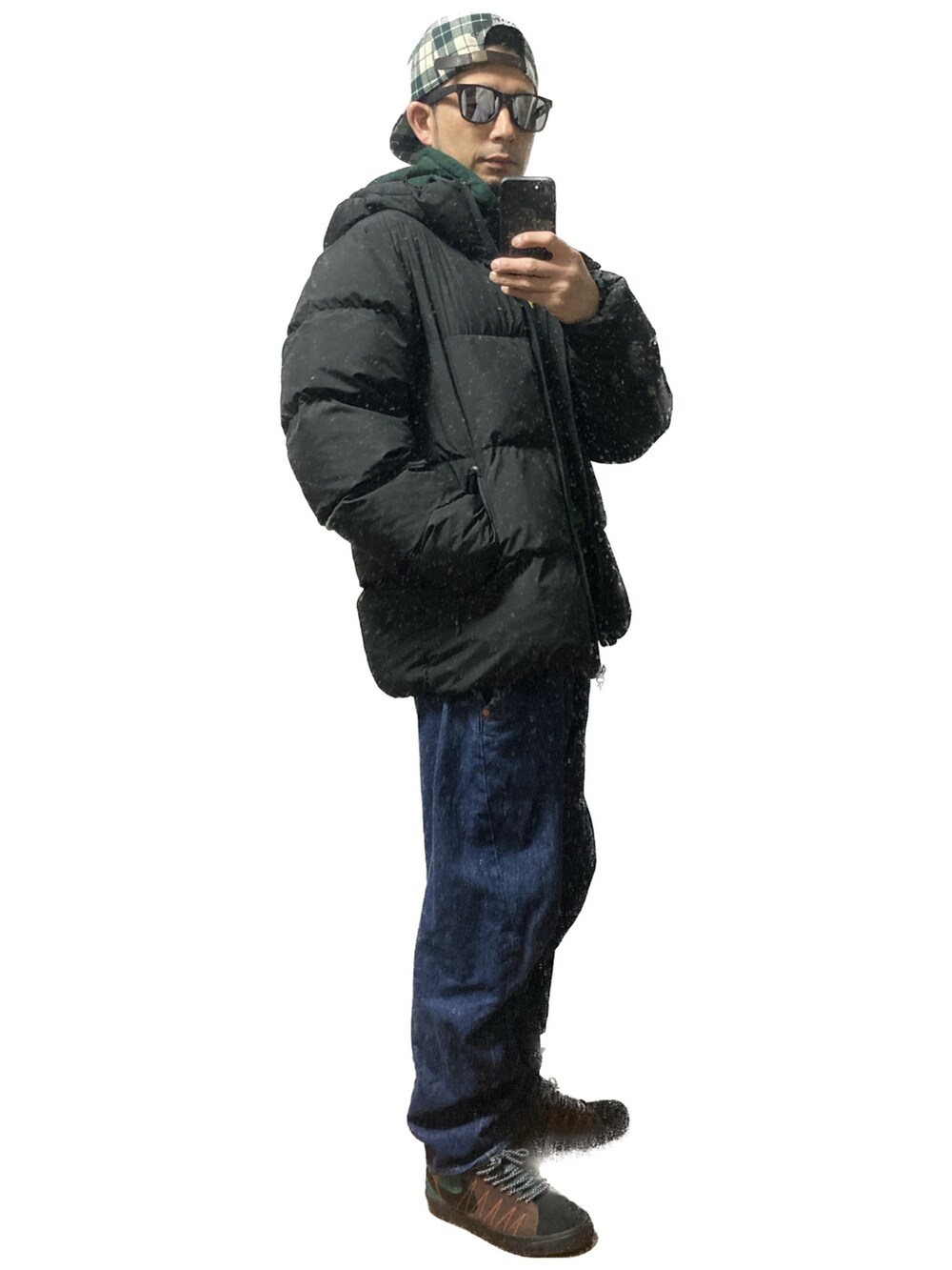 ブルー系のデニムパンツ、ブラウン系のスニーカー、ブラック系のダウンジャケット/コートを着用したメンズの冬コーディネートの2枚目の写真