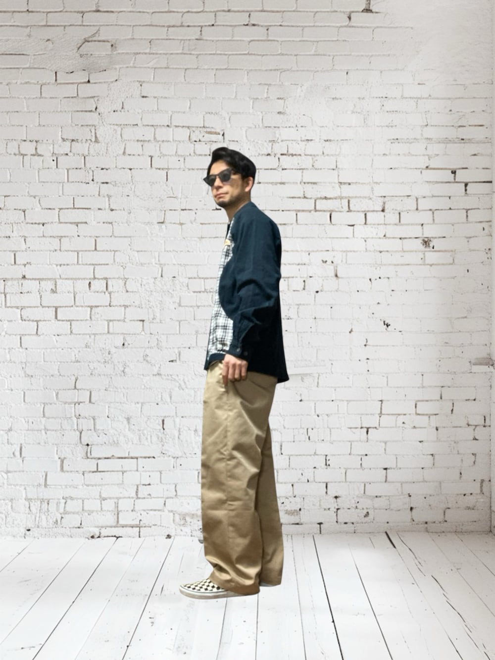 ホワイト系のスリッポン、ブルー系のその他アウター、ブルー系のシャツ/ブラウスを着用したメンズの冬コーディネートの4枚目の写真