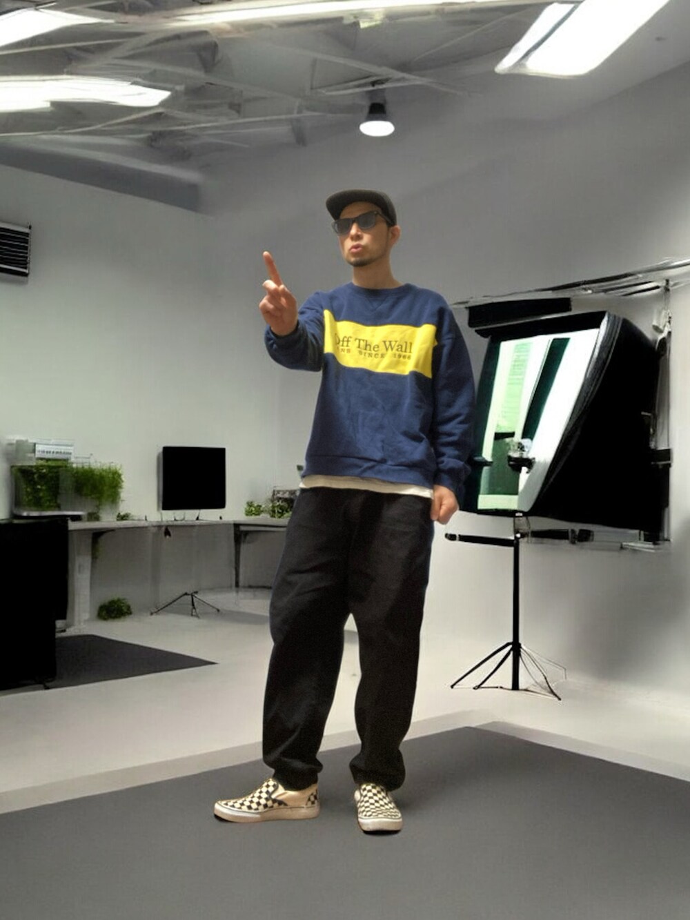 ブラック系のデニムパンツ、ホワイト系のスリッポン、ブルー系のスウェットを着用したメンズの春コーディネートの4枚目の写真