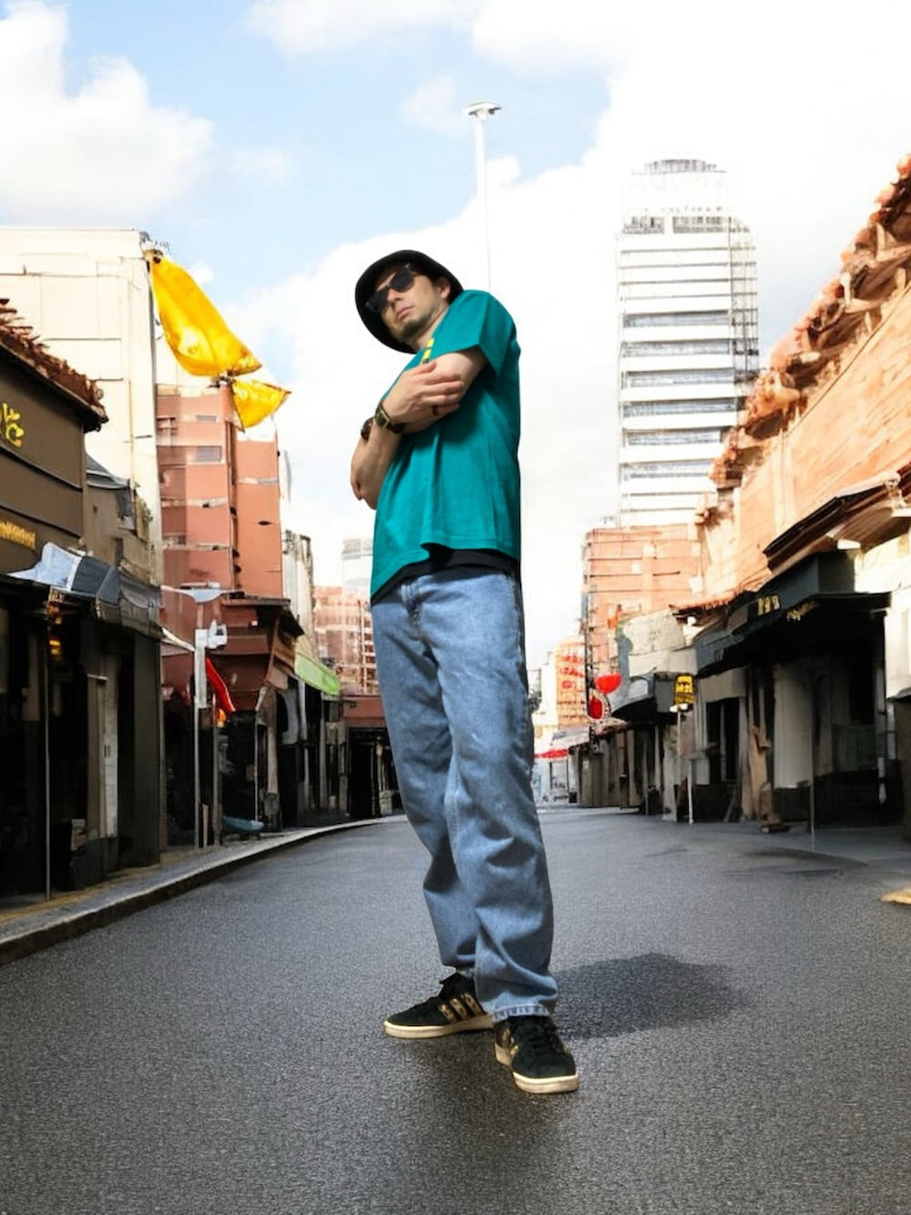 ブルー系のデニムパンツ、ブラック系のスニーカー、グリーン系のTシャツ/カットソーを着用したメンズの夏コーディネートの5枚目の写真