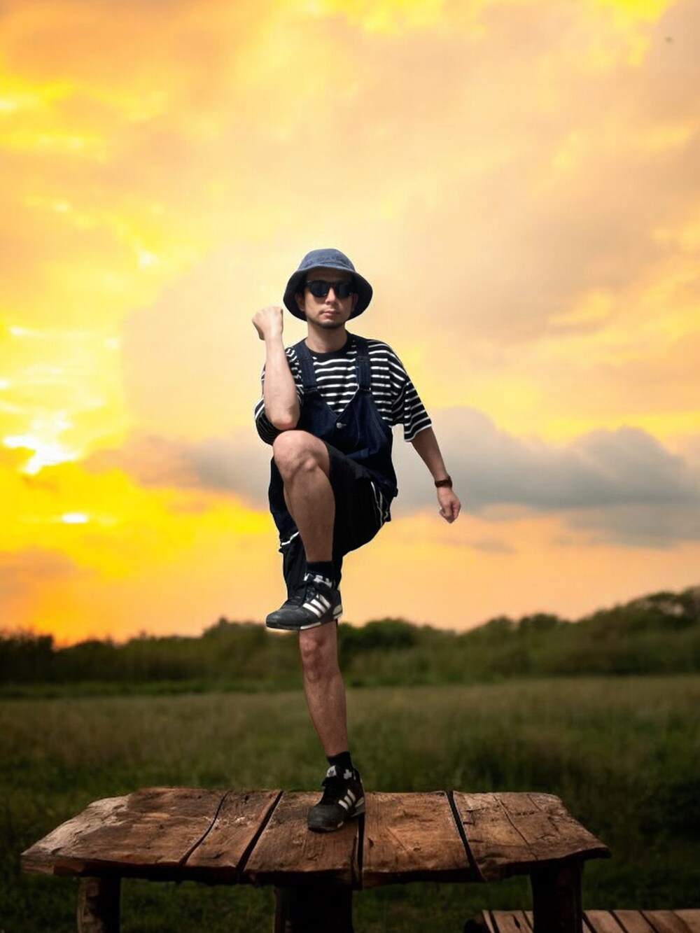 ブラック系のその他パンツ、ブルー系のベスト、ブラック系のTシャツ/カットソーを着用したメンズの秋コーディネートの4枚目の写真