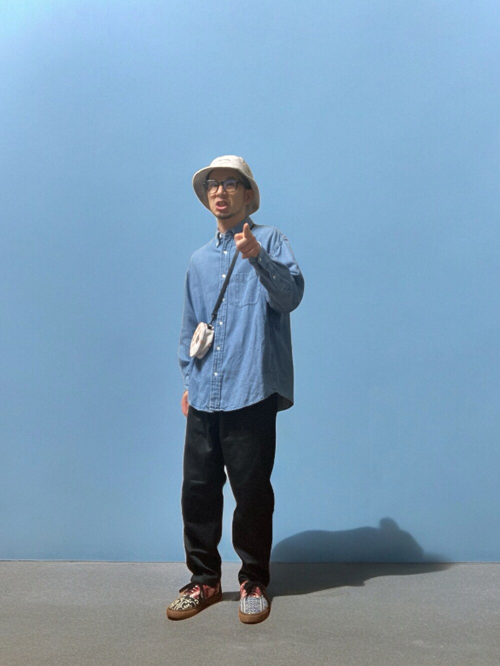 ブラック系のチノパンツ、その他のスニーカー、ブルー系のシャツ/ブラウスを着用したメンズの春コーディネートの5枚目の写真