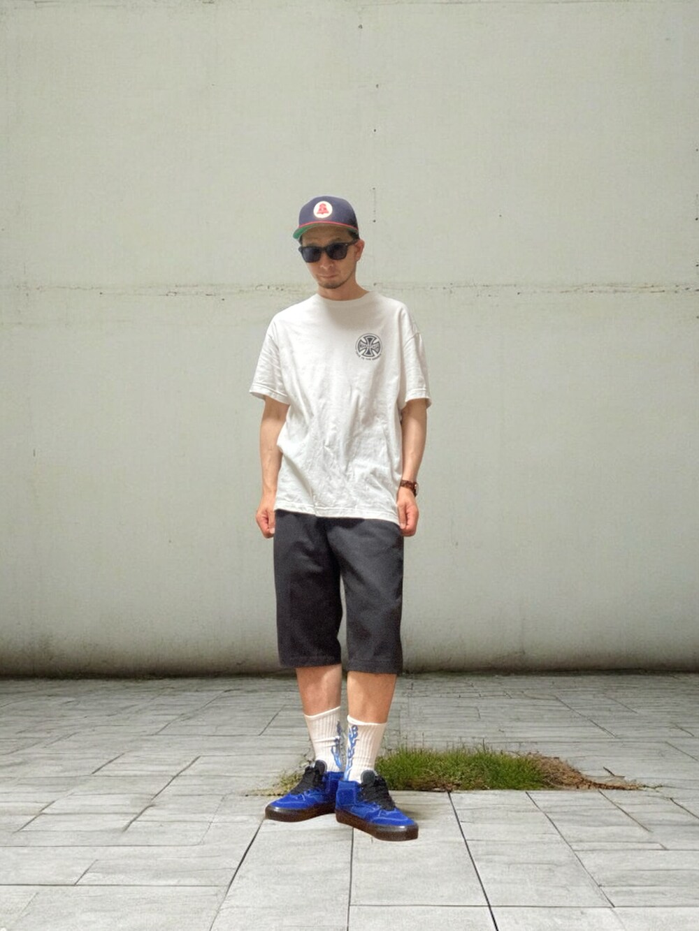 ホワイト系のTシャツ/カットソー、ブルー系のスニーカー、ブラック系のチノパンツを着用したメンズの夏コーディネートの2枚目の写真