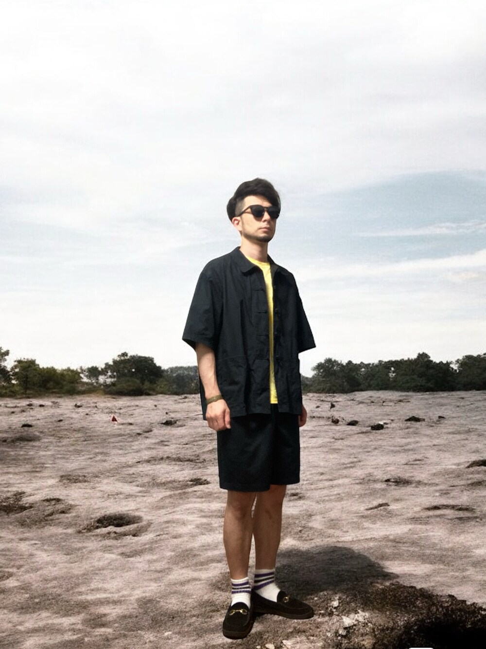 ブラック系のローファー、ブラック系のチノパンツ、ブラック系のシャツ/ブラウスを着用したメンズの夏コーディネートの2枚目の写真