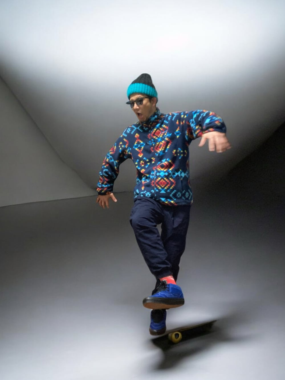 ブルー系のスニーカー、ブルー系のその他アウター、ブラック系のダウンベストを着用したメンズの冬コーディネートの3枚目の写真