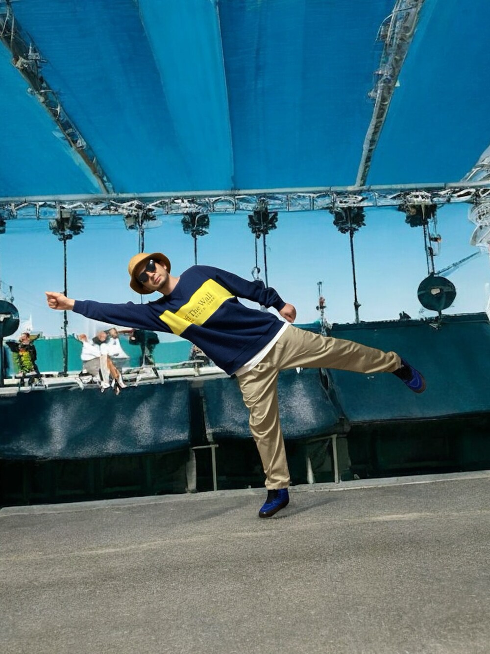 ベージュ系のチノパンツ、ブルー系のスニーカー、ブルー系のスウェットを着用したメンズの秋コーディネートの5枚目の写真