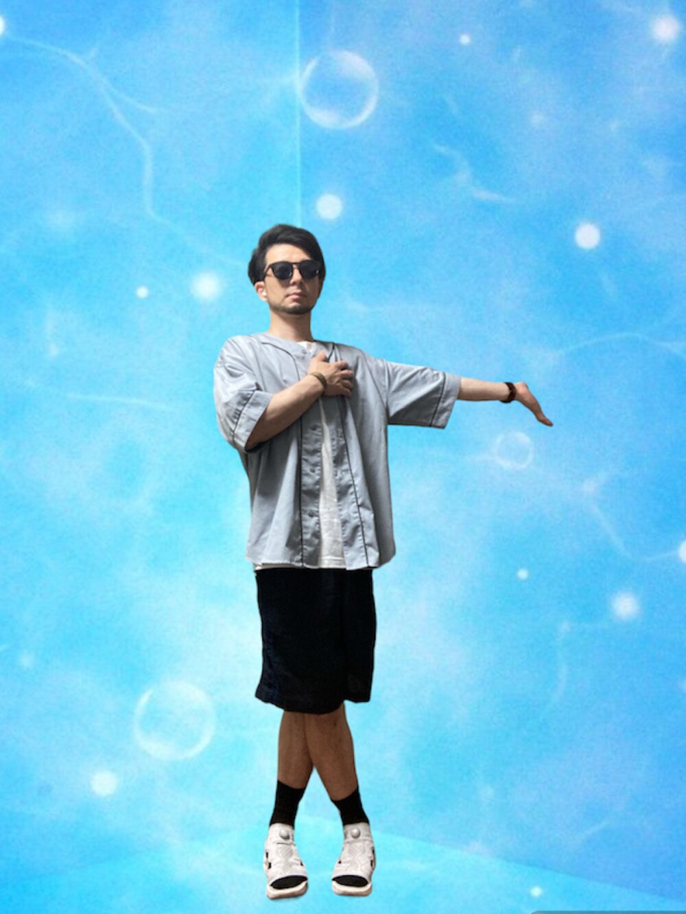 グレー系のシャツ/ブラウス、グレー系のサンダル、ブルー系のワンピース/ドレスを着用したメンズの夏コーディネートの3枚目の写真