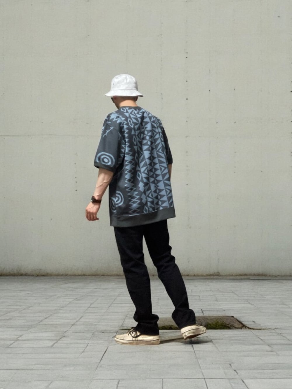 「おじさん、あごひげ、もみあげ、バケットハット、Tシャツ、デニムパンツ、黒パンツ、スニーカー」｜「Levi'sのLevi's/リーバイス 505(TM) レギュラーフィット ブラック NATIVE CALI（デニムパンツ、ブラック系）」を使った、モミヒゲさん（メンズ・175cm）の春コーディネートの4枚目の写真