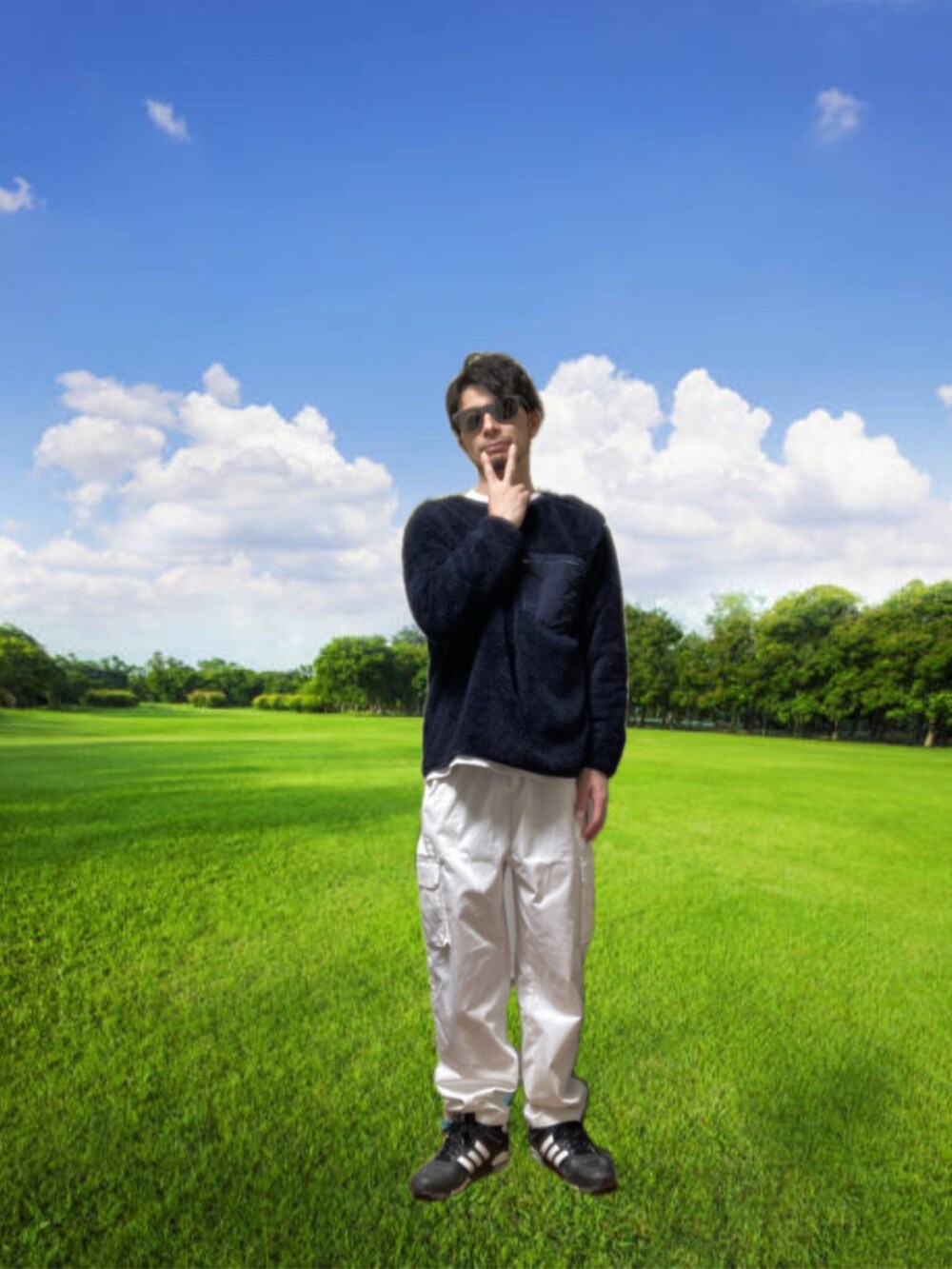 「おじさん、あごひげ、もみあげ、ダウンベスト、フリースプルオーバー、カーゴパンツ、スニーカー」｜「workmanのアイテム（ダウンベスト、ベージュ系）」を使った、モミヒゲさん（メンズ・175cm）の冬コーディネートの4枚目の写真