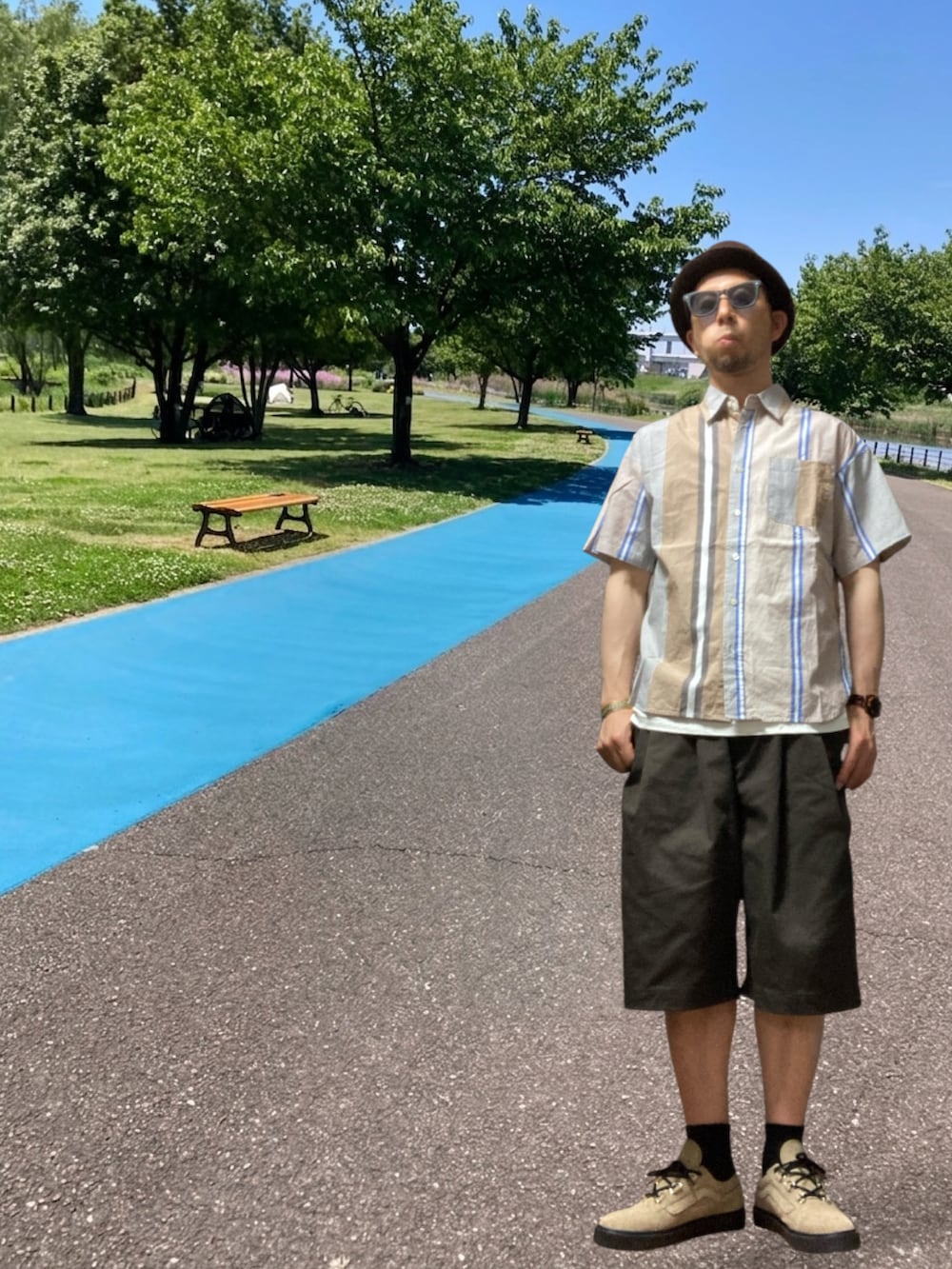 ブラウン系のその他パンツ、ブラウン系のシャツ/ブラウス、ベージュ系のスニーカーを着用したメンズの夏コーディネートの2枚目の写真