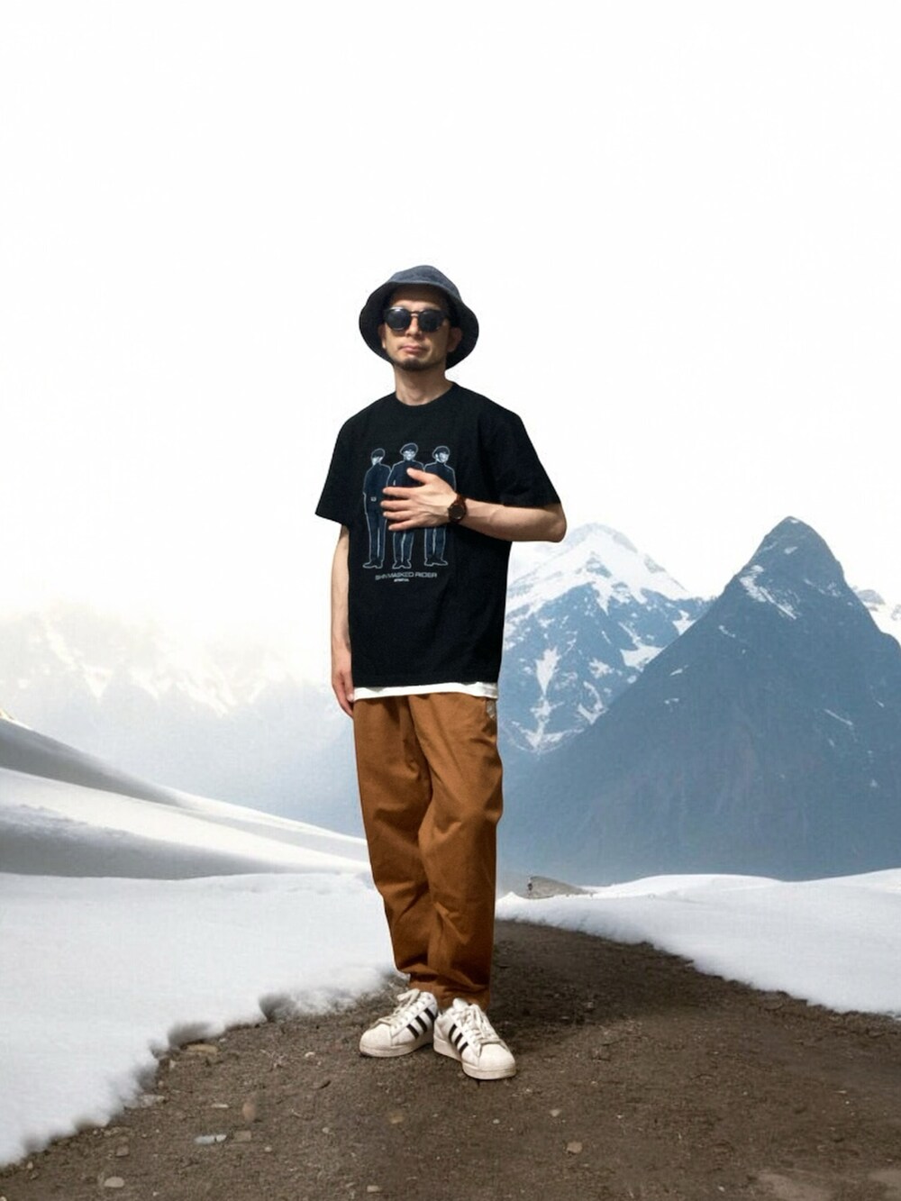 ブラウン系のチノパンツ、ホワイト系のスニーカー、ブラック系のTシャツ/カットソーを着用したメンズの秋コーディネートの2枚目の写真