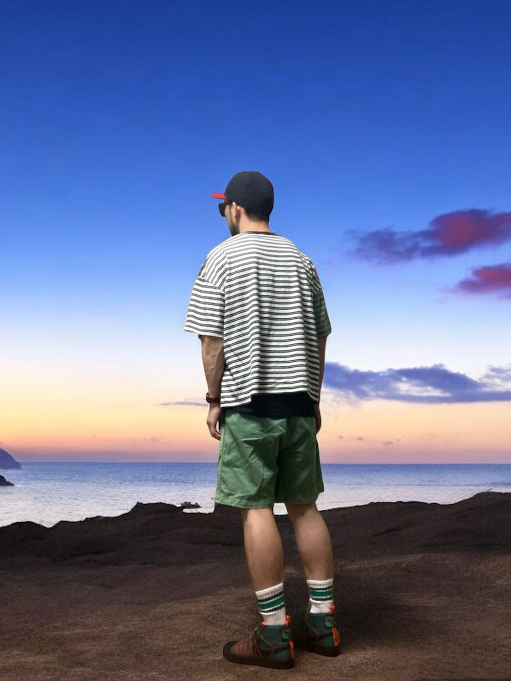 ブラウン系のスニーカー、グリーン系のその他パンツ、グリーン系のTシャツ/カットソーを着用したメンズの夏コーディネートの3枚目の写真