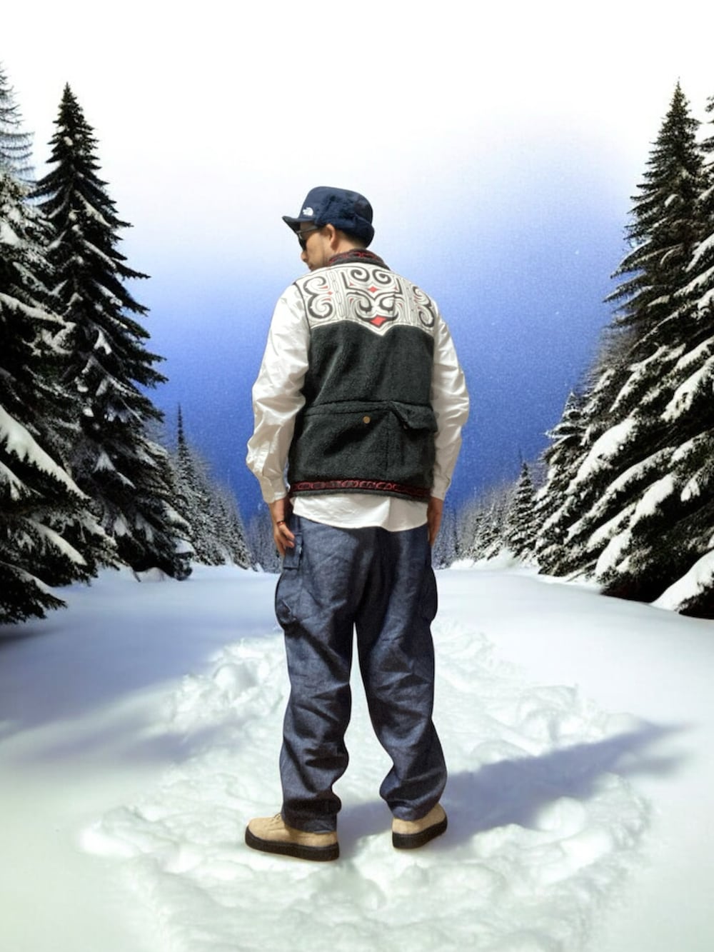 ホワイト系のシャツ/ブラウス、ブルー系のカーゴパンツ、グレー系のベストを着用したメンズの秋コーディネートの2枚目の写真