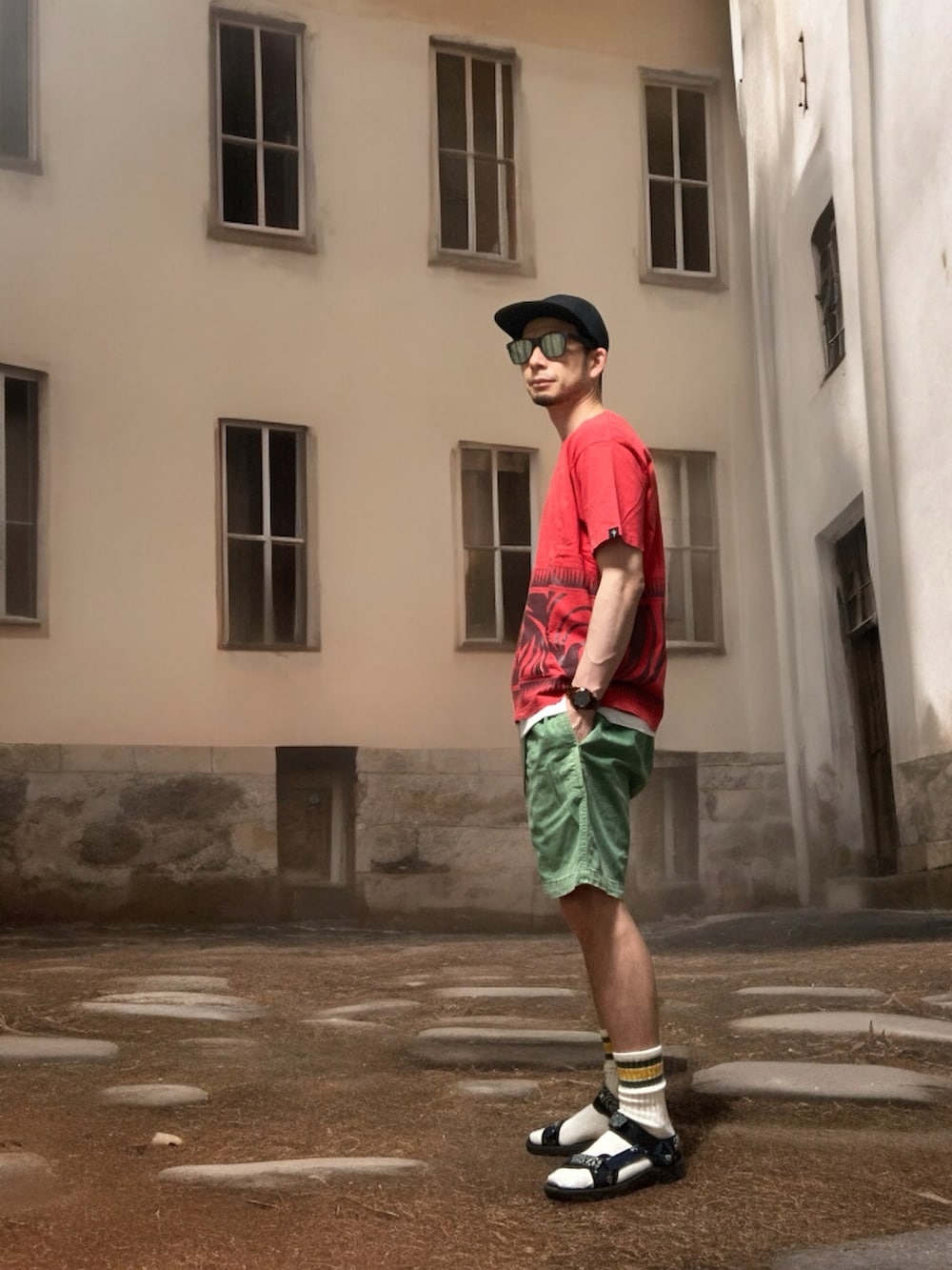 グリーン系のその他パンツ、ブルー系のサンダル、レッド系のTシャツ/カットソーを着用したメンズの夏コーディネートの2枚目の写真