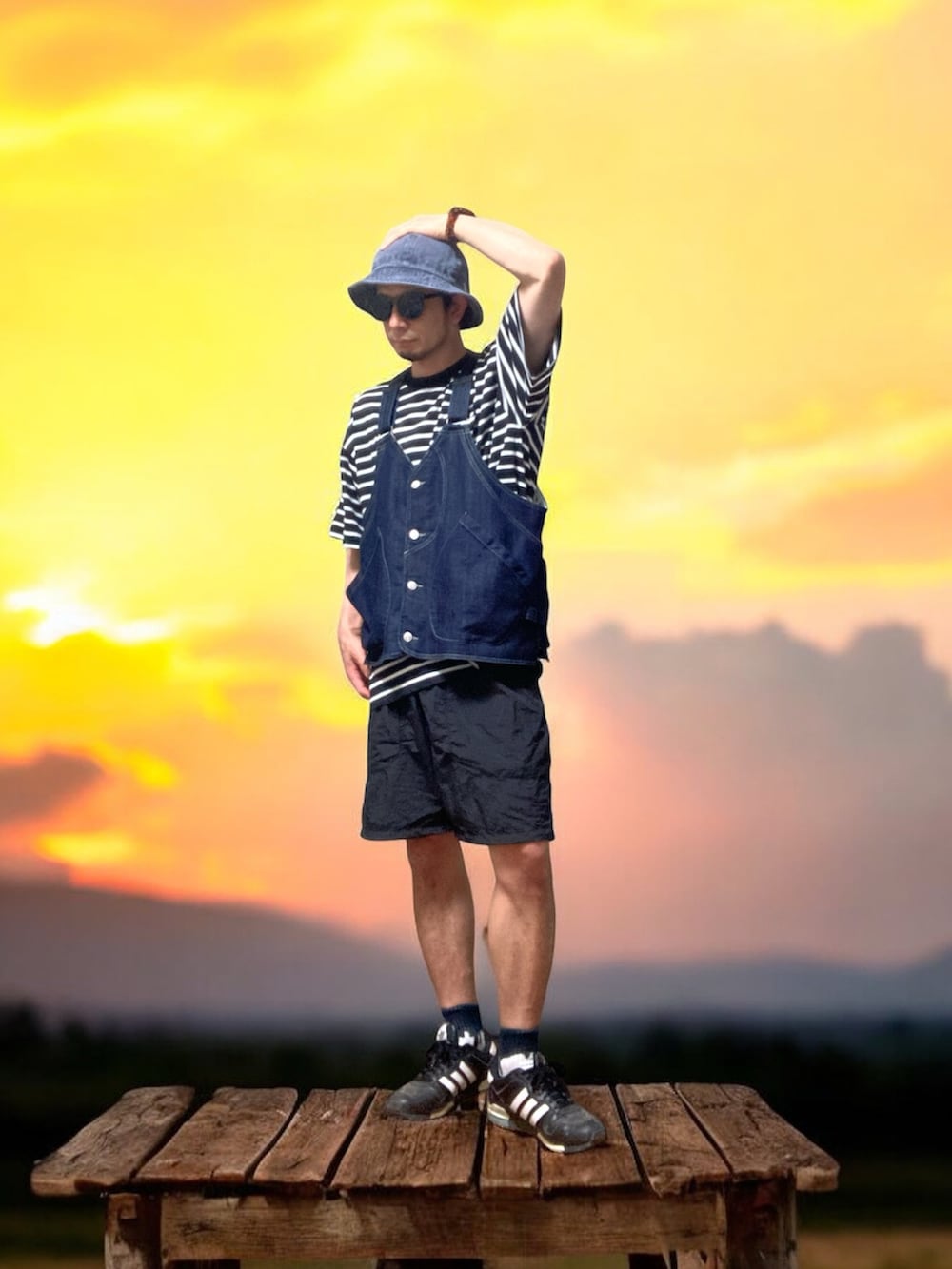 ブラック系のその他パンツ、ブルー系のベスト、ブラック系のTシャツ/カットソーを着用したメンズの秋コーディネートの2枚目の写真