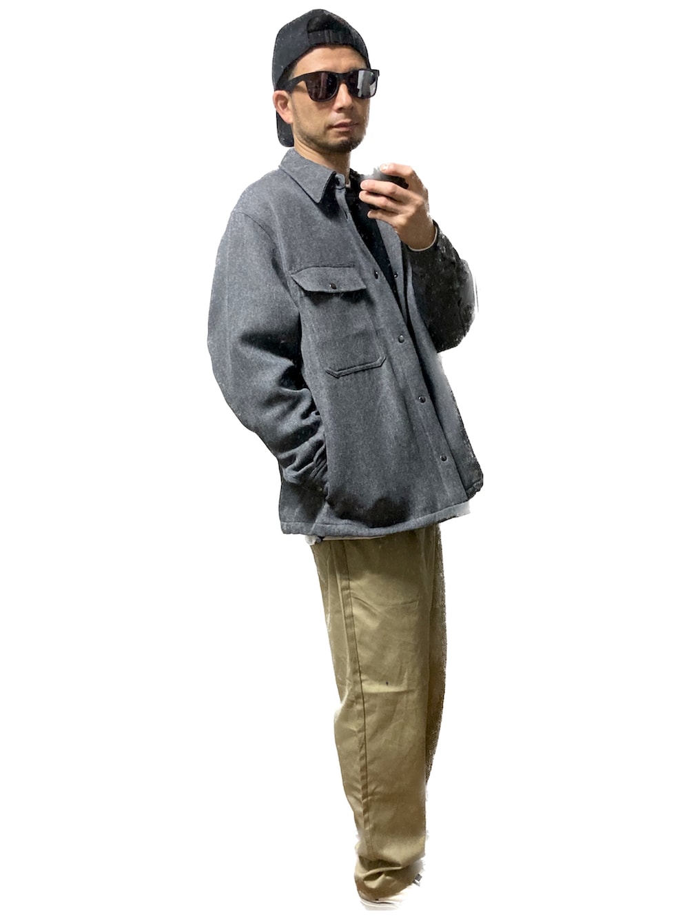 「おじさん、あごひげ、もみあげ、キャップ、ウールジャケット、スウェット、シェフパンツ、スニーカー、スリッポン、チェッカーフラッグ、春服デビュー宣言」｜「Dickiesのアイテム（チノパンツ、ベージュ系）」を使った、モミヒゲさん（メンズ・175cm）の春コーディネートの2枚目の写真