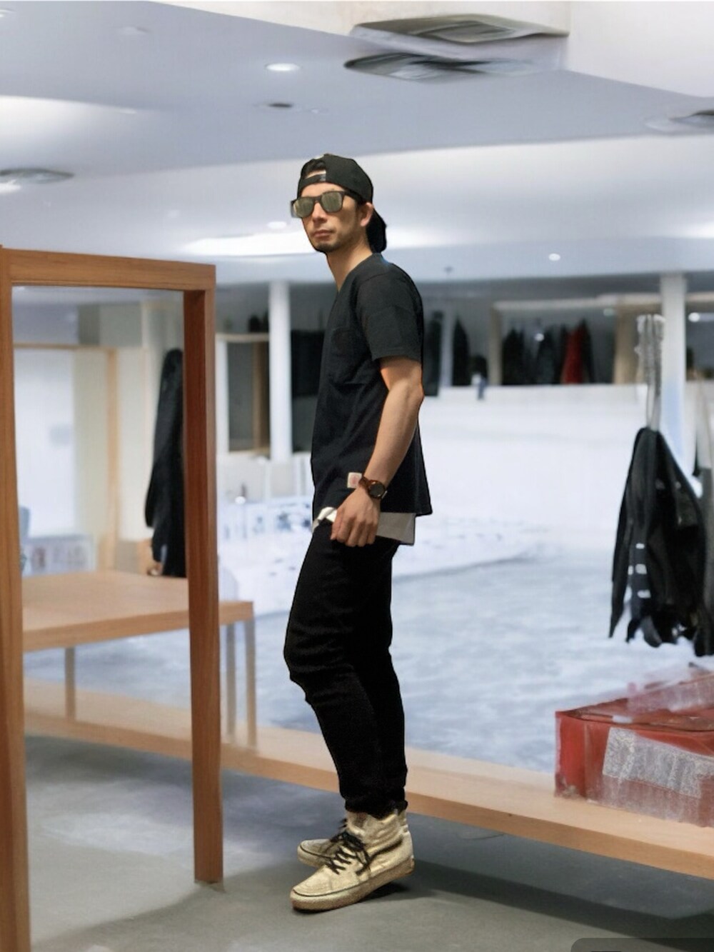 ブラック系のTシャツ/カットソー、ブラック系のその他パンツ、ホワイト系のスニーカーを着用したメンズの夏コーディネートの3枚目の写真