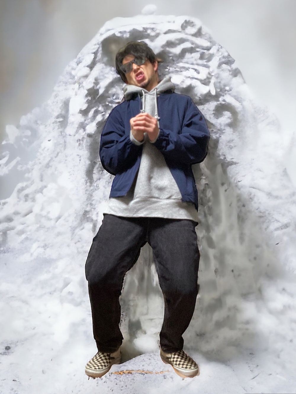 ブラック系のチノパンツ、ブルー系のノーカラージャケット、グレー系のパーカーを着用したメンズの春コーディネートの5枚目の写真