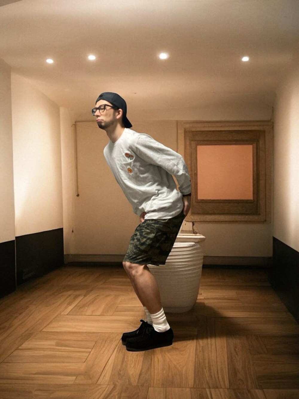 グレー系のTシャツ/カットソー、その他のカーゴパンツ、ブラック系のモカシン/デッキシューズを着用したメンズの秋コーディネートの3枚目の写真