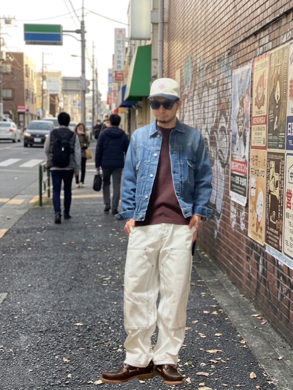 ブラウン系のモカシン/デッキシューズ、レッド系のTシャツ/カットソー、ブルー系のデニムジャケットを着用したメンズの春コーディネートの2枚目の写真