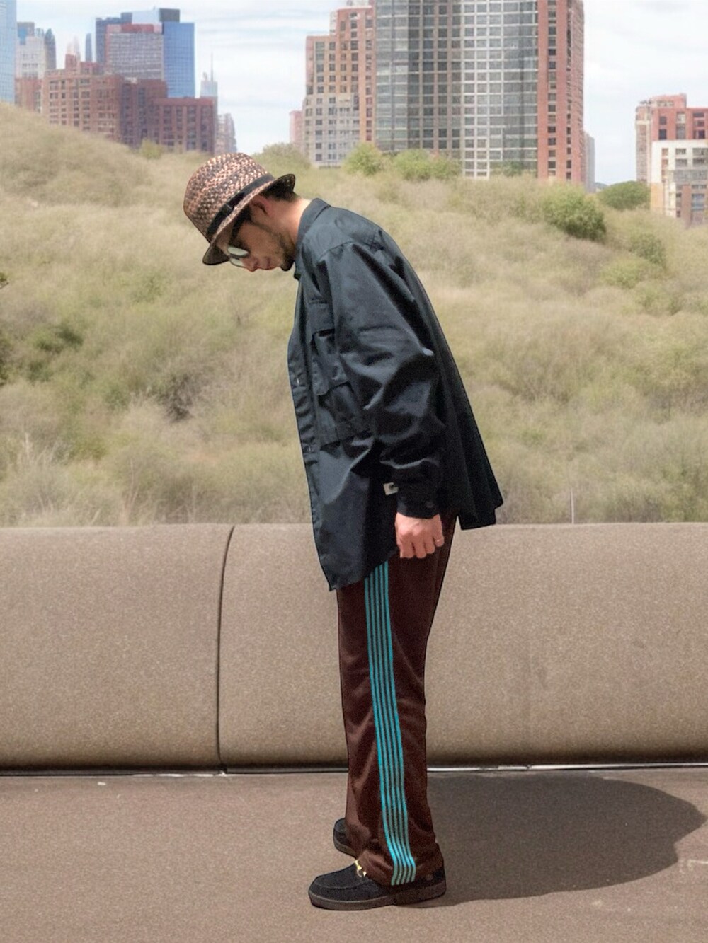 ブラウン系のその他パンツ、ブラック系のローファー、グリーン系のタンクトップを着用したメンズの春コーディネートの2枚目の写真