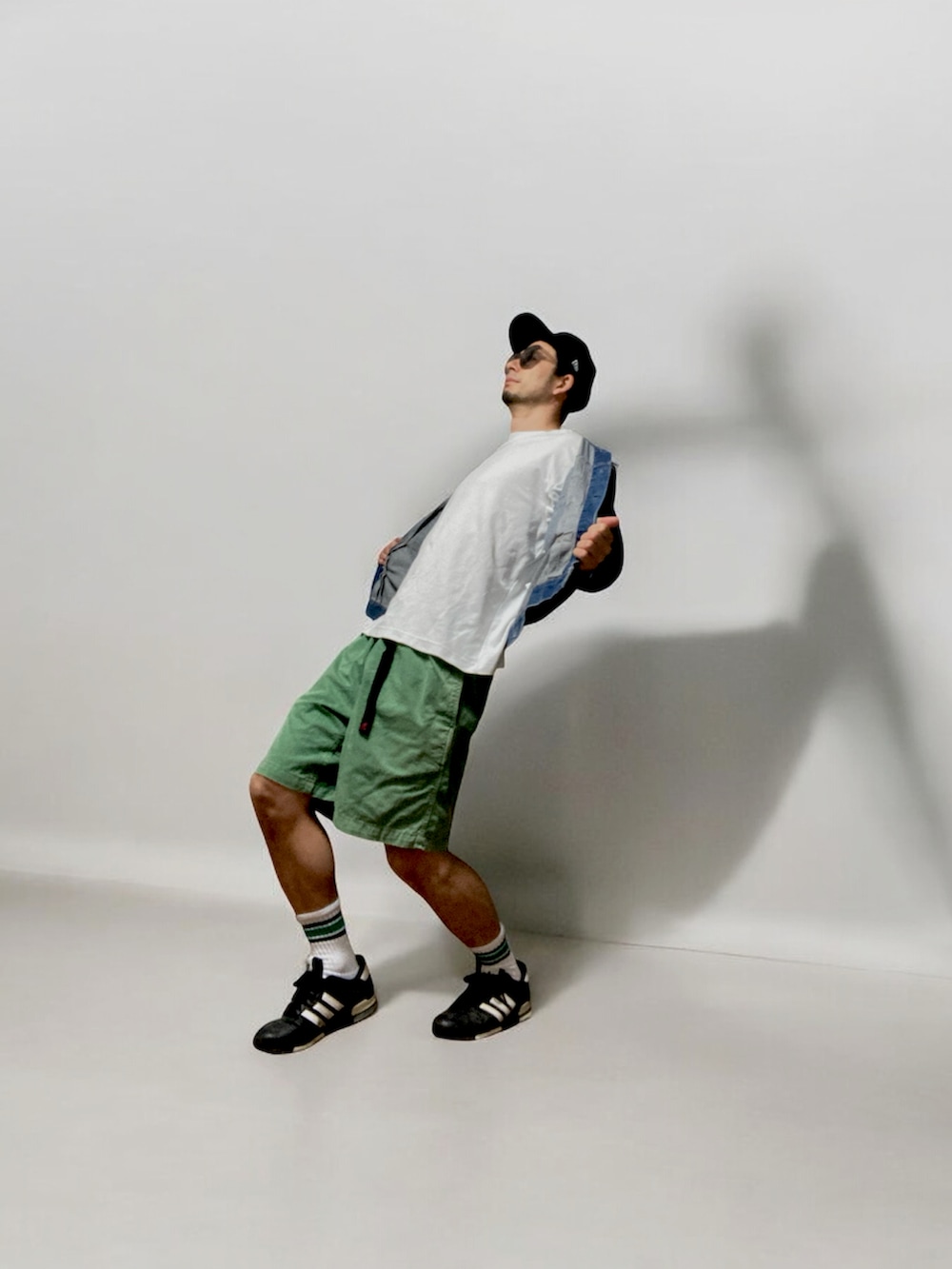 グリーン系のその他パンツ、ブラック系のスニーカー、ブルー系のデニムジャケットを着用したメンズの秋コーディネートの4枚目の写真