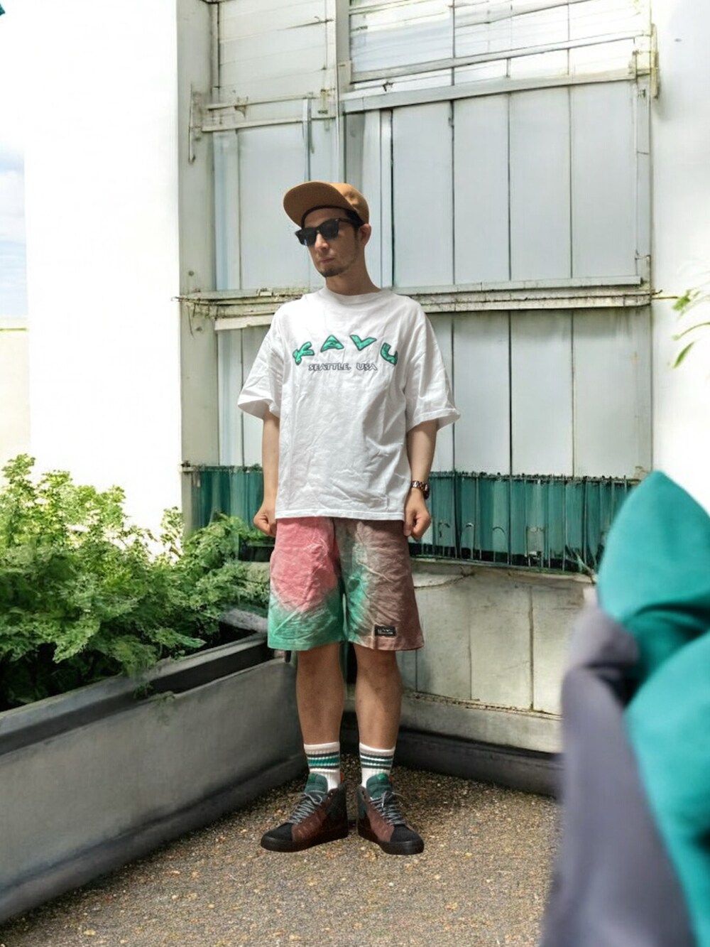 その他のパンツ、ホワイト系のTシャツ/カットソー、ブラウン系のスニーカーを着用したメンズの夏コーディネートの3枚目の写真
