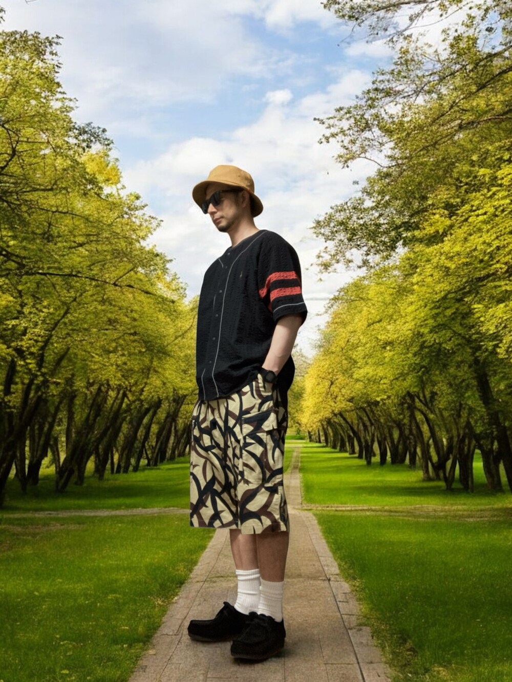 ベージュ系のその他パンツ、ブラック系のトップス、ブラック系のモカシン/デッキシューズを着用したメンズの夏コーディネートの2枚目の写真