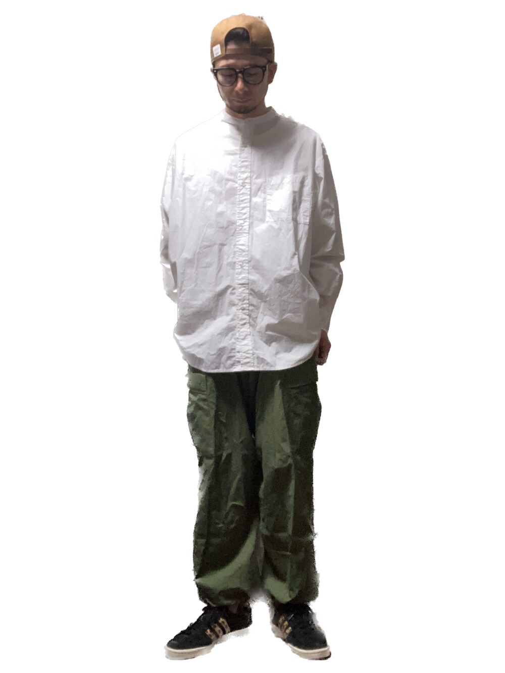 グリーン系のカーゴパンツ、ホワイト系のシャツ/ブラウス、ブラック系のスニーカーを着用したメンズの秋コーディネートの2枚目の写真