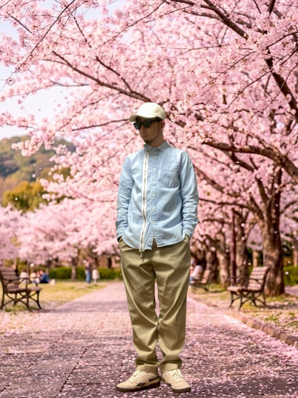 ベージュ系のスニーカー、ブルー系のシャツ/ブラウス、ホワイト系のTシャツ/カットソーを着用したメンズの春コーディネートの2枚目の写真