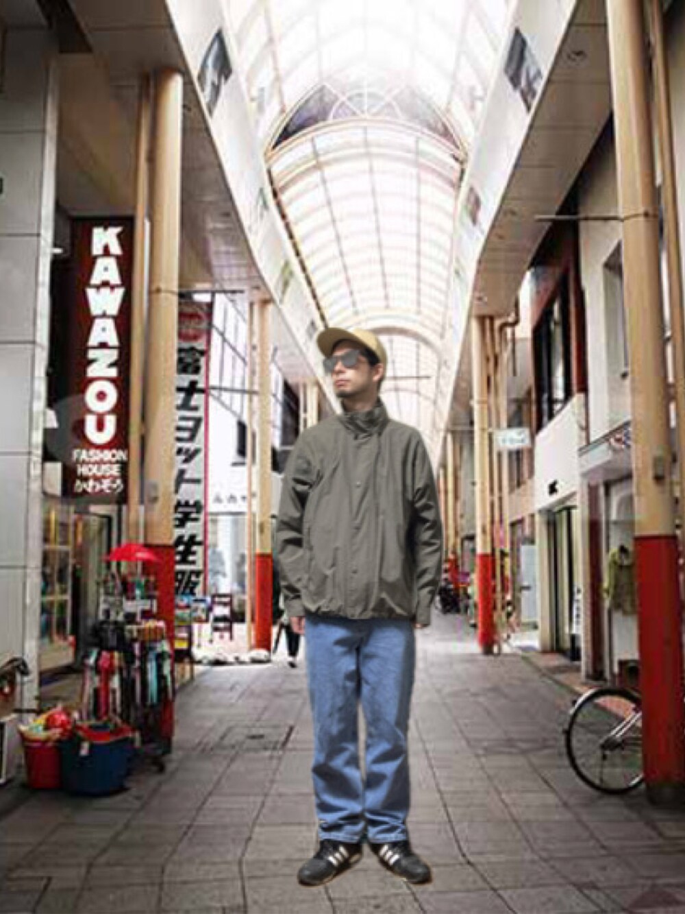 ブルー系のデニムパンツ、ブラック系のスニーカー、その他のその他アウターを着用したメンズの冬コーディネートの3枚目の写真