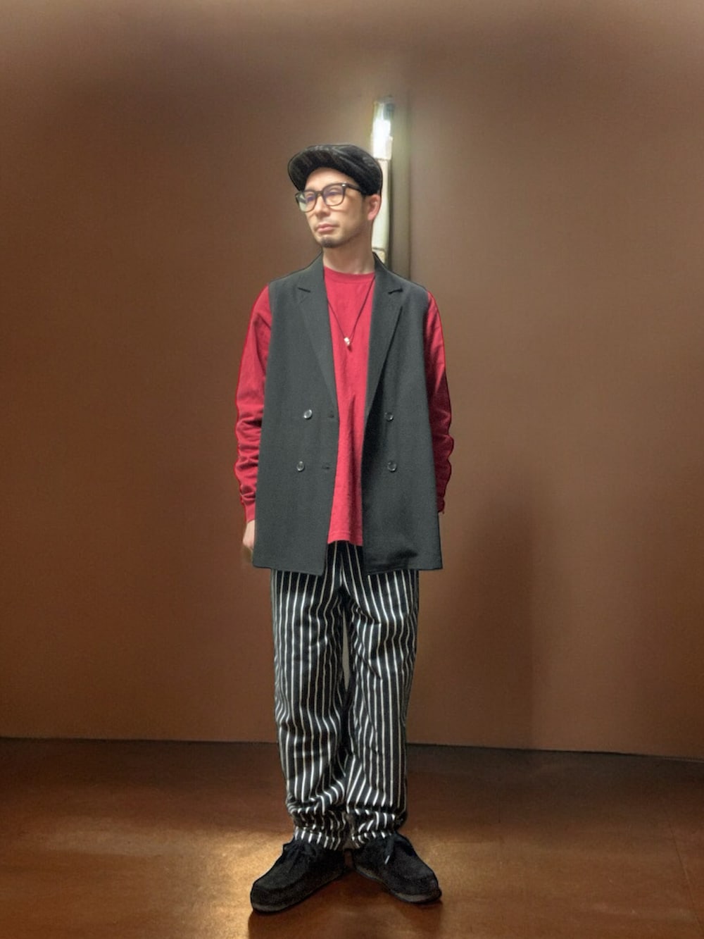 「おじさん、あごひげ、もみあげ、ハット、チョッキ、ロンT、ストライプパンツ、モカシンシューズ、奥さんの借りもの」｜「RED KAPのアイテム（チノパンツ、ブラック系）」を使った、モミヒゲさん（メンズ・175cm）の春コーディネートの4枚目の写真