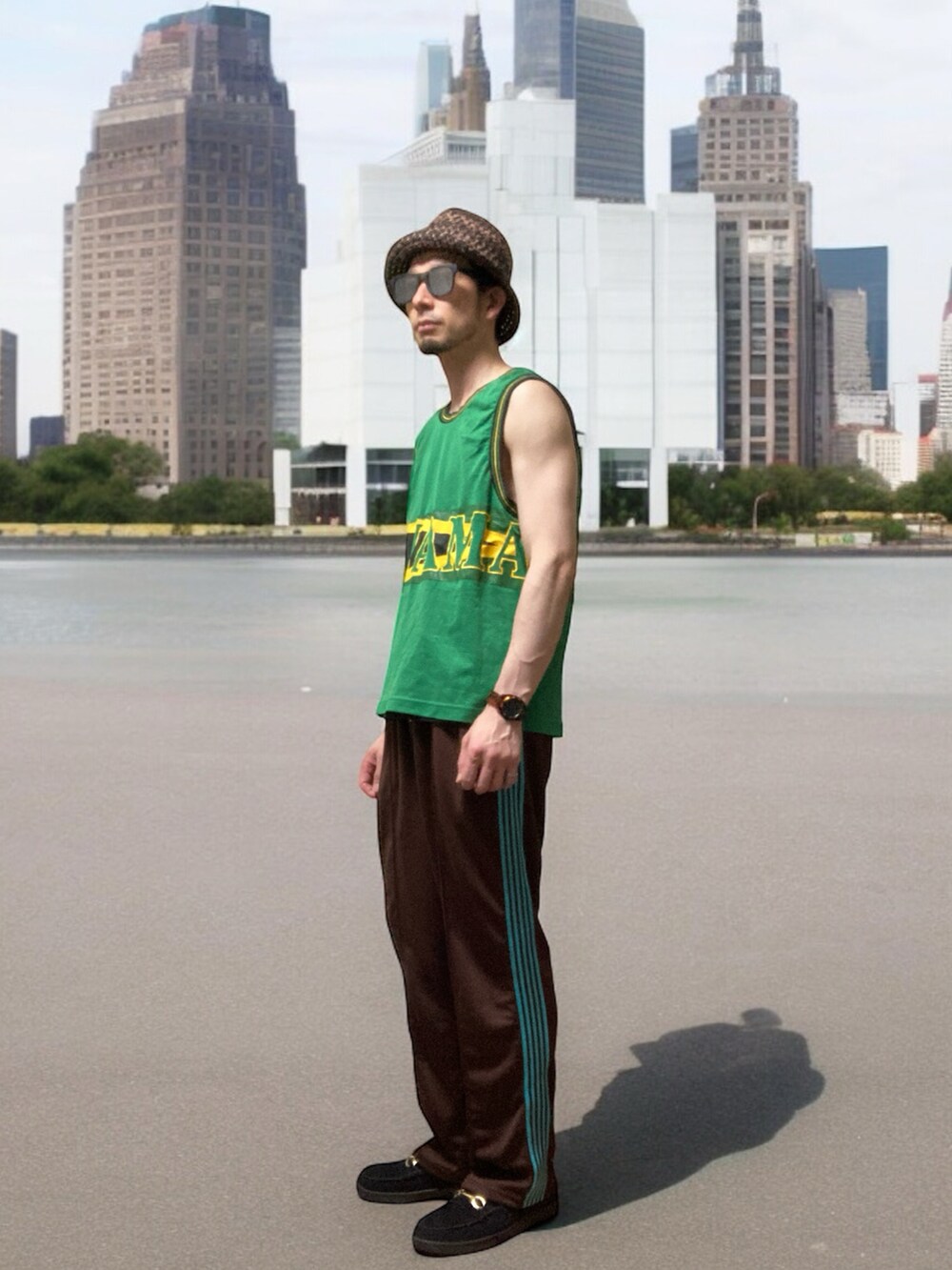 ブラウン系のその他パンツ、ブラック系のローファー、グリーン系のタンクトップを着用したメンズの春コーディネートの4枚目の写真