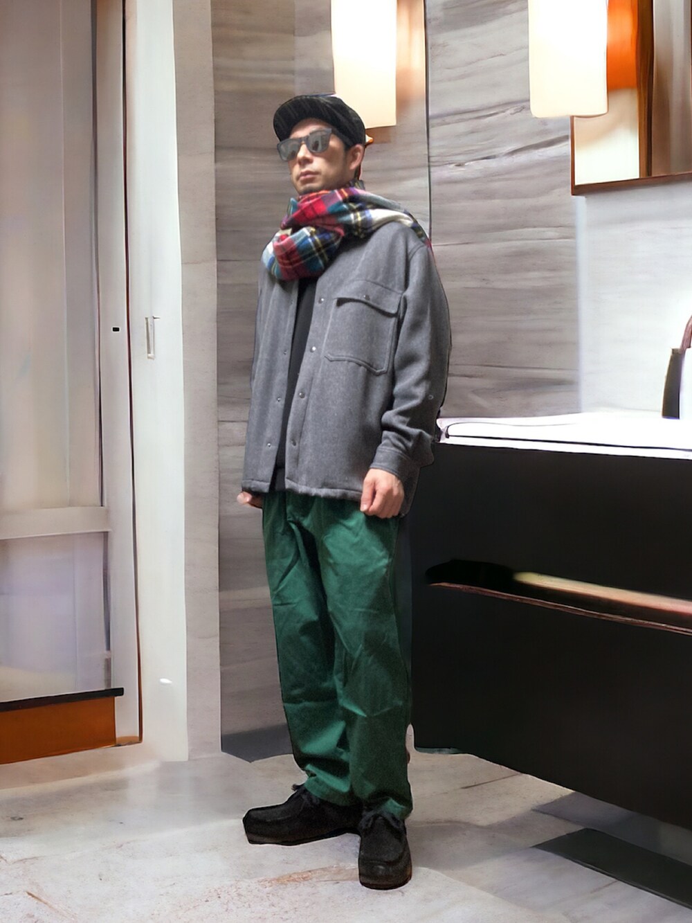 グリーン系のチノパンツ、ブラック系のモカシン/デッキシューズ、グレー系のシャツ/ブラウスを着用したメンズの冬コーディネートの2枚目の写真