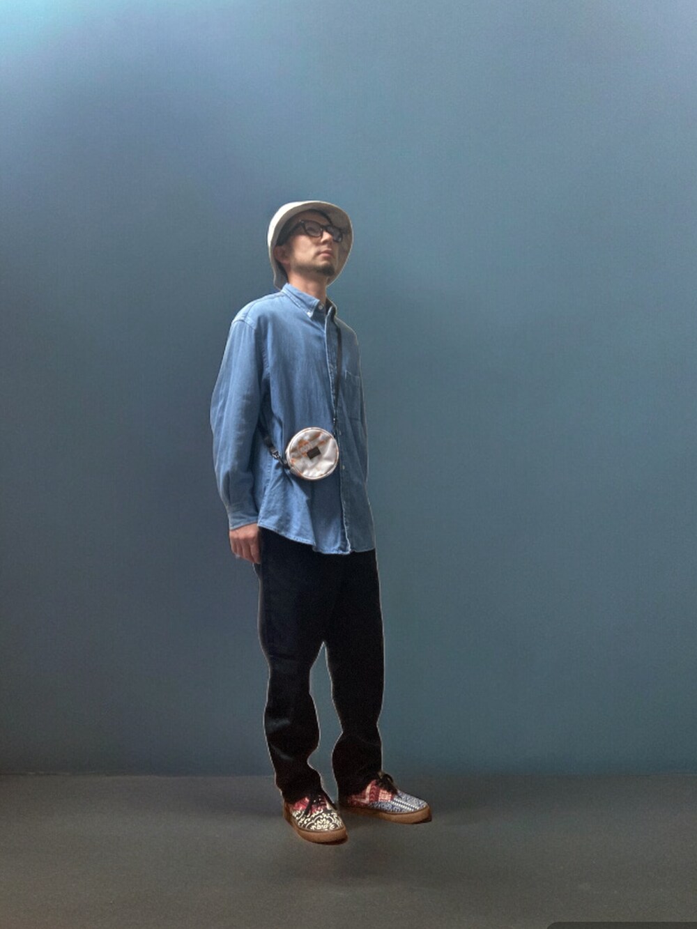 ブラック系のチノパンツ、その他のスニーカー、ブルー系のシャツ/ブラウスを着用したメンズの春コーディネートの2枚目の写真