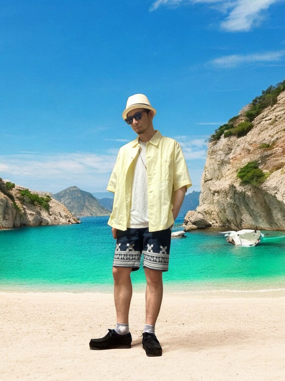 ブルー系のパンツ、ブラック系のモカシン/デッキシューズ、イエロー系のシャツ/ブラウスを着用したメンズの夏コーディネートの4枚目の写真