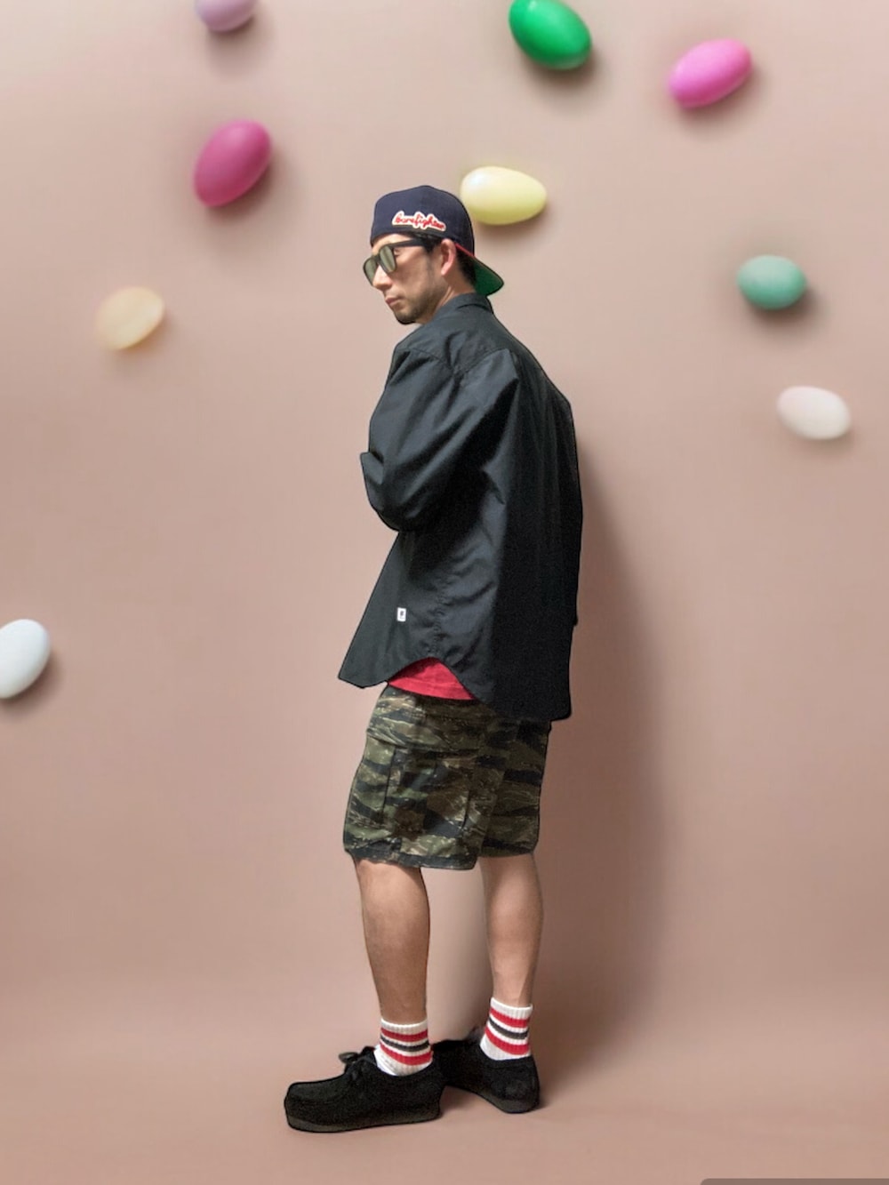 ブラック系のモカシン/デッキシューズ、その他のカーゴパンツ、レッド系のTシャツ/カットソーを着用したメンズの春コーディネートの3枚目の写真