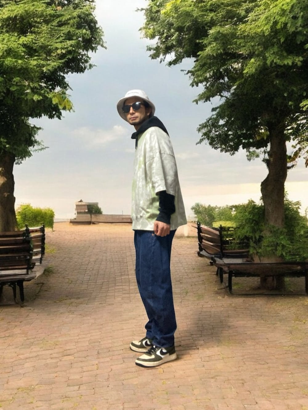 「おじさん、あごひげ、もみあげ、バケットハット、タイダイ柄、パーカー、スウェット、デニムパンツ、スニーカー」｜「Levi'sの【LEVI'S】ＬＥＪ５７０バギーテーパー（デニムパンツ、ブルー系）」を使った、モミヒゲさん（メンズ・175cm）の冬コーディネートの3枚目の写真