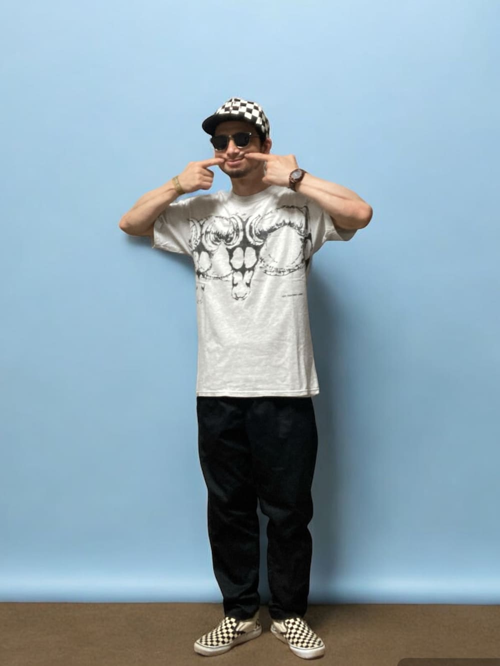 「おじさん、あごひげ、もみあげ、キャップ、Tシャツ、チノパン、スリッポン、チェッカーフラッグ」｜「GDCのアイテム（Tシャツ/カットソー、グレー系）」を使った、モミヒゲさん（メンズ・175cm）の夏コーディネートの2枚目の写真