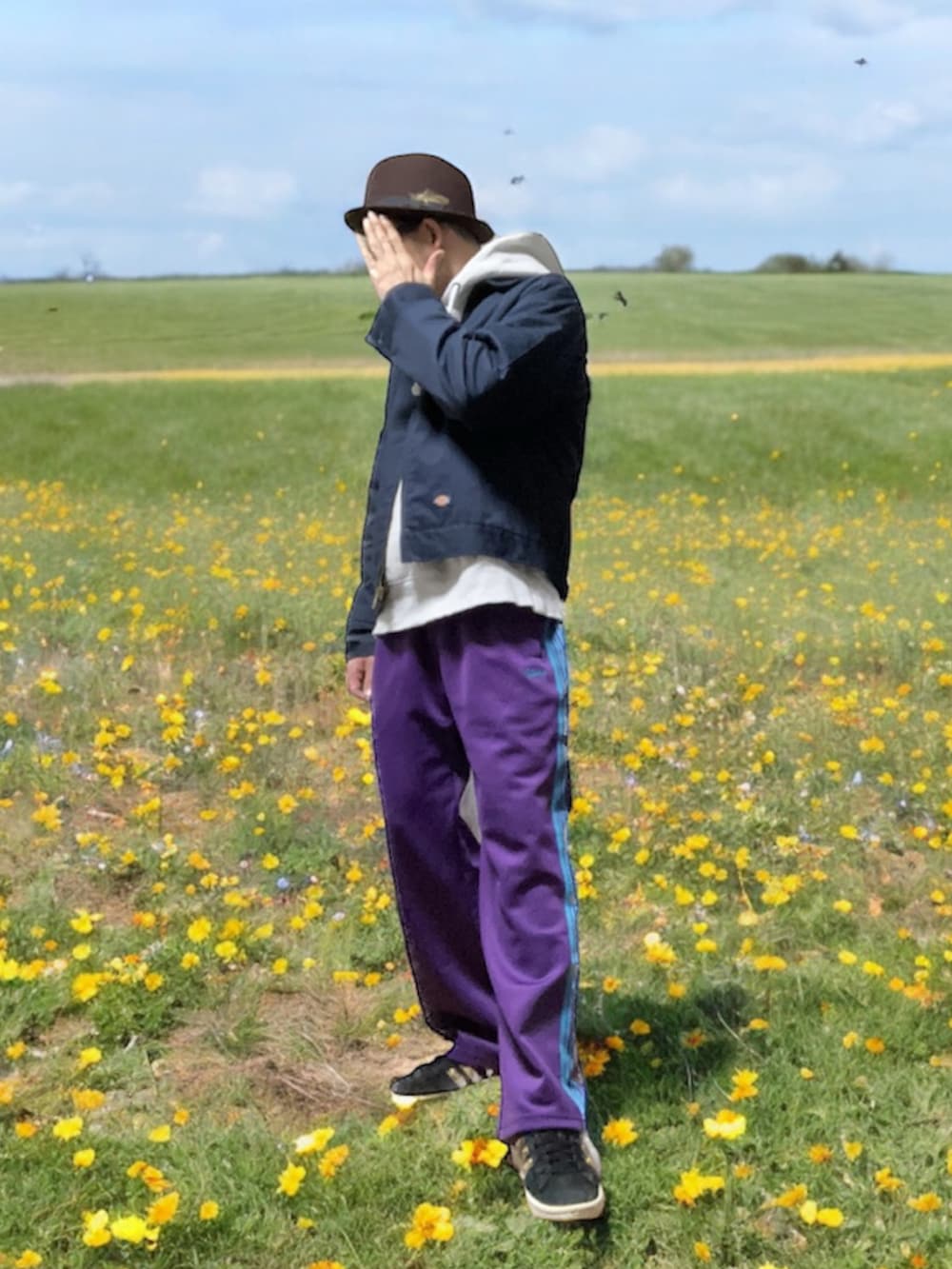 「おじさん、あごひげ、もみあげ、ハット、アイゼンハワージャケット、パーカー、トラックパンツ、カラーパンツ、スニーカー」｜「Right-onの【Refurbish】トラックパンツ（その他パンツ、パープル系）」を使った、モミヒゲさん（メンズ・175cm）の春コーディネートの3枚目の写真