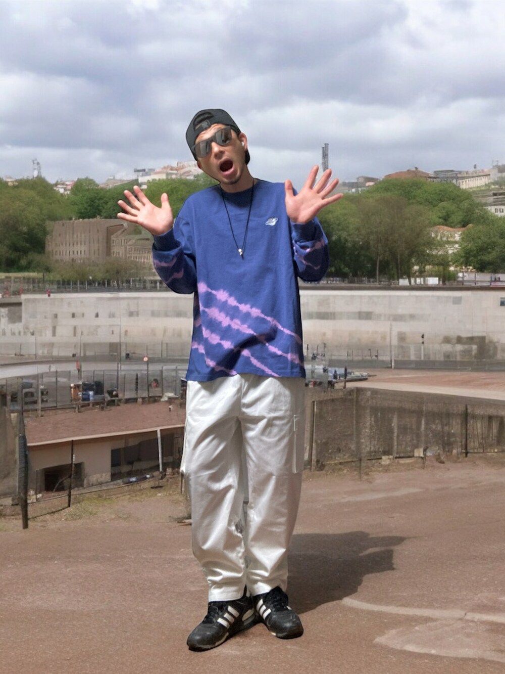 ホワイト系のカーゴパンツ、ブラック系のスニーカー、ブルー系のTシャツ/カットソーを着用したメンズの春コーディネートの3枚目の写真