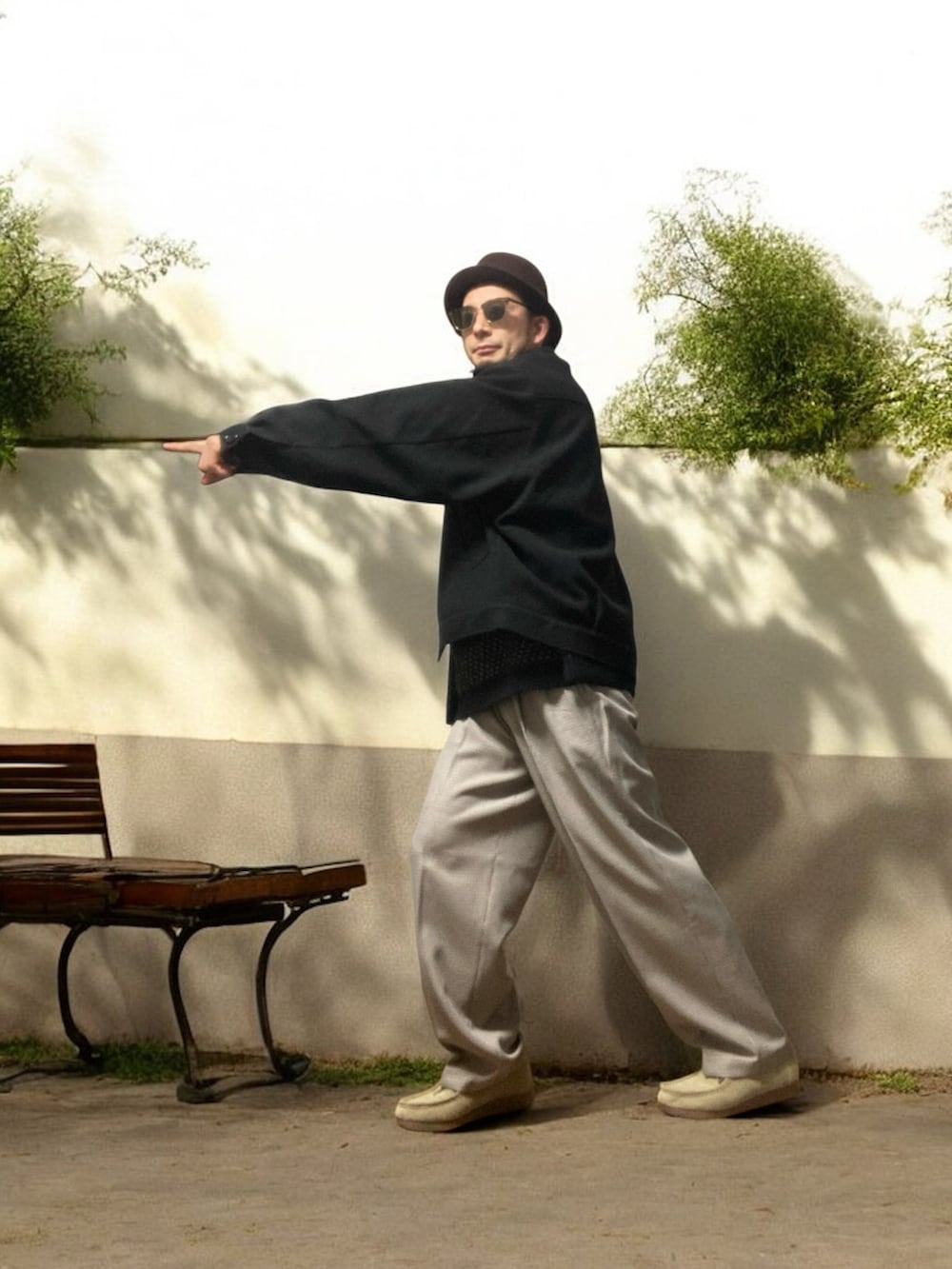 「おじさん、あごひげ、もみあげ、ハット、ニット、スラックス、モカシンシューズ」｜「EMMA CLOTHESのジャケット（その他アウター、ブラック系）」を使った、モミヒゲさん（メンズ・175cm）の冬コーディネートの3枚目の写真