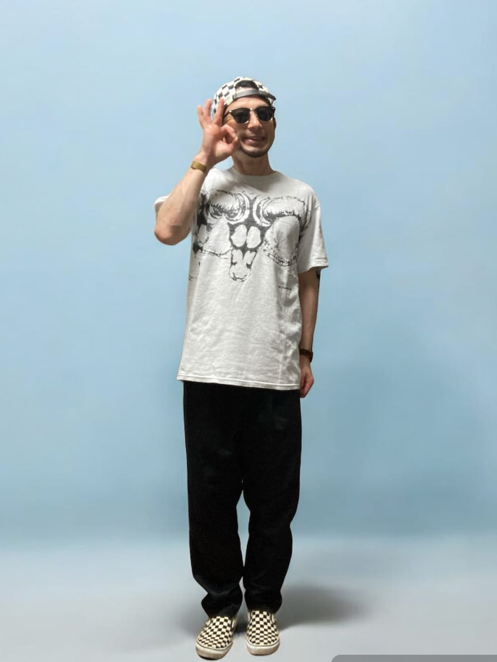 「おじさん、あごひげ、もみあげ、キャップ、Tシャツ、チノパン、スリッポン、チェッカーフラッグ」｜「GDCのアイテム（Tシャツ/カットソー、グレー系）」を使った、モミヒゲさん（メンズ・175cm）の夏コーディネートの5枚目の写真