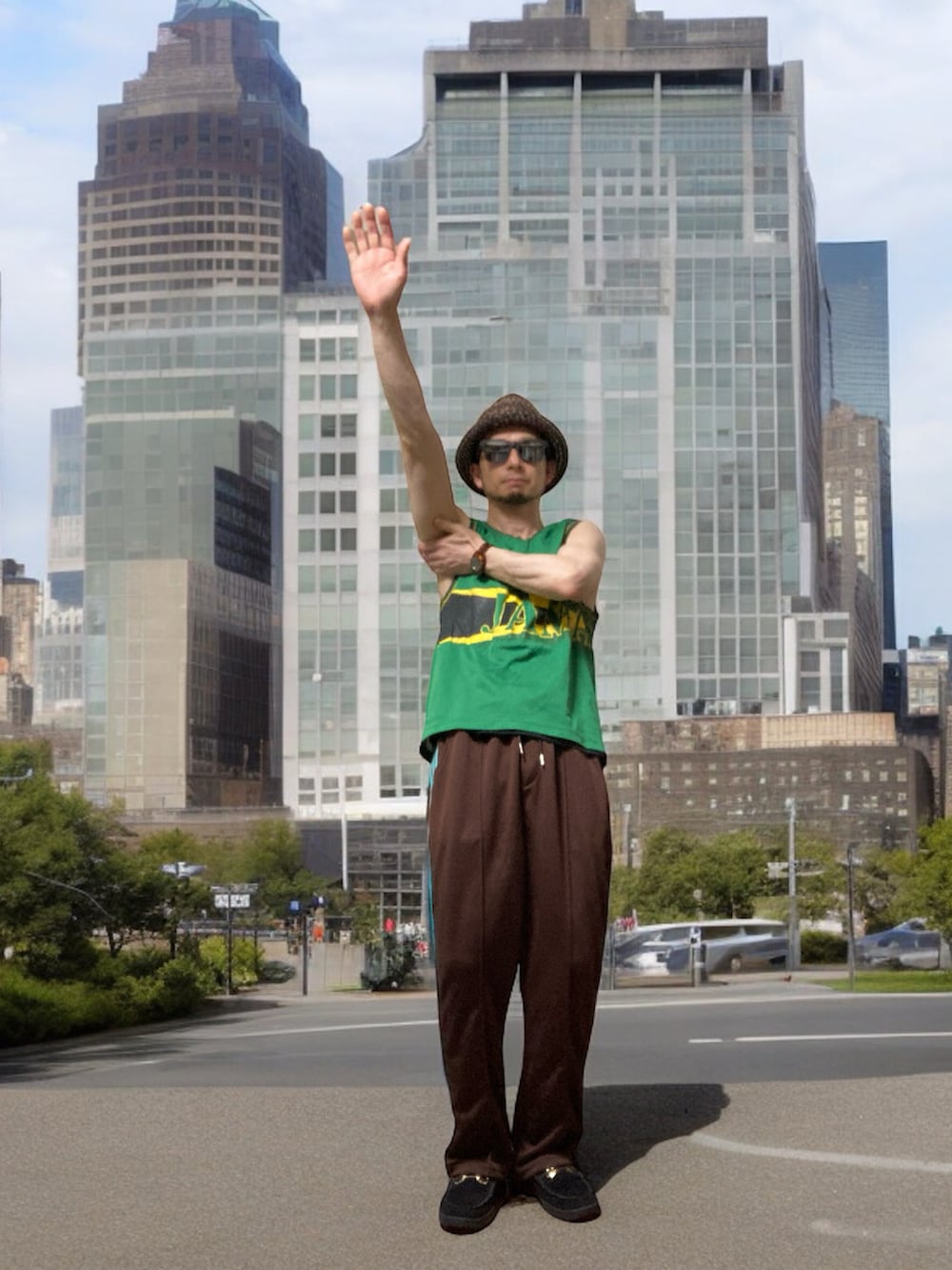 ブラウン系のその他パンツ、ブラック系のローファー、グリーン系のタンクトップを着用したメンズの春コーディネートの5枚目の写真