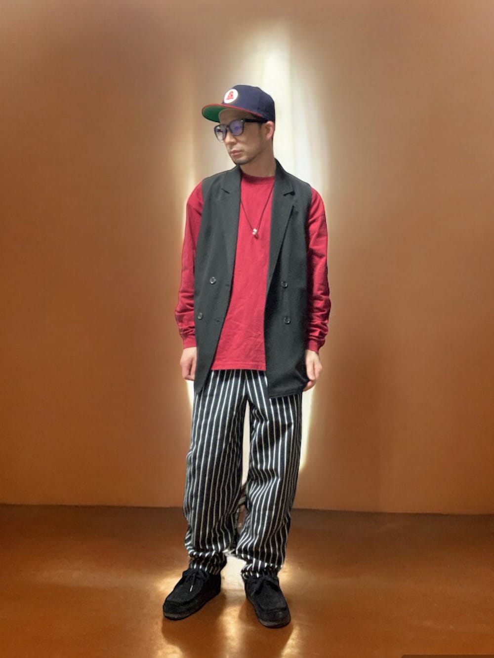 「おじさん、あごひげ、もみあげ、ハット、チョッキ、ロンT、ストライプパンツ、モカシンシューズ、奥さんの借りもの」｜「RED KAPのアイテム（チノパンツ、ブラック系）」を使った、モミヒゲさん（メンズ・175cm）の春コーディネートの3枚目の写真