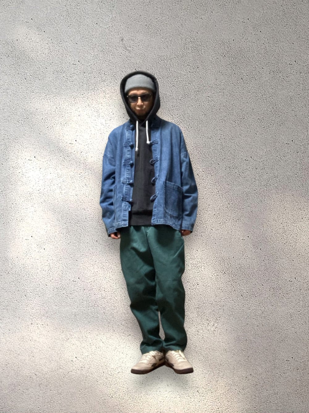 グリーン系のその他パンツ、ブルー系のデニムジャケット、ベージュ系のスニーカーを着用したメンズの冬コーディネートの3枚目の写真