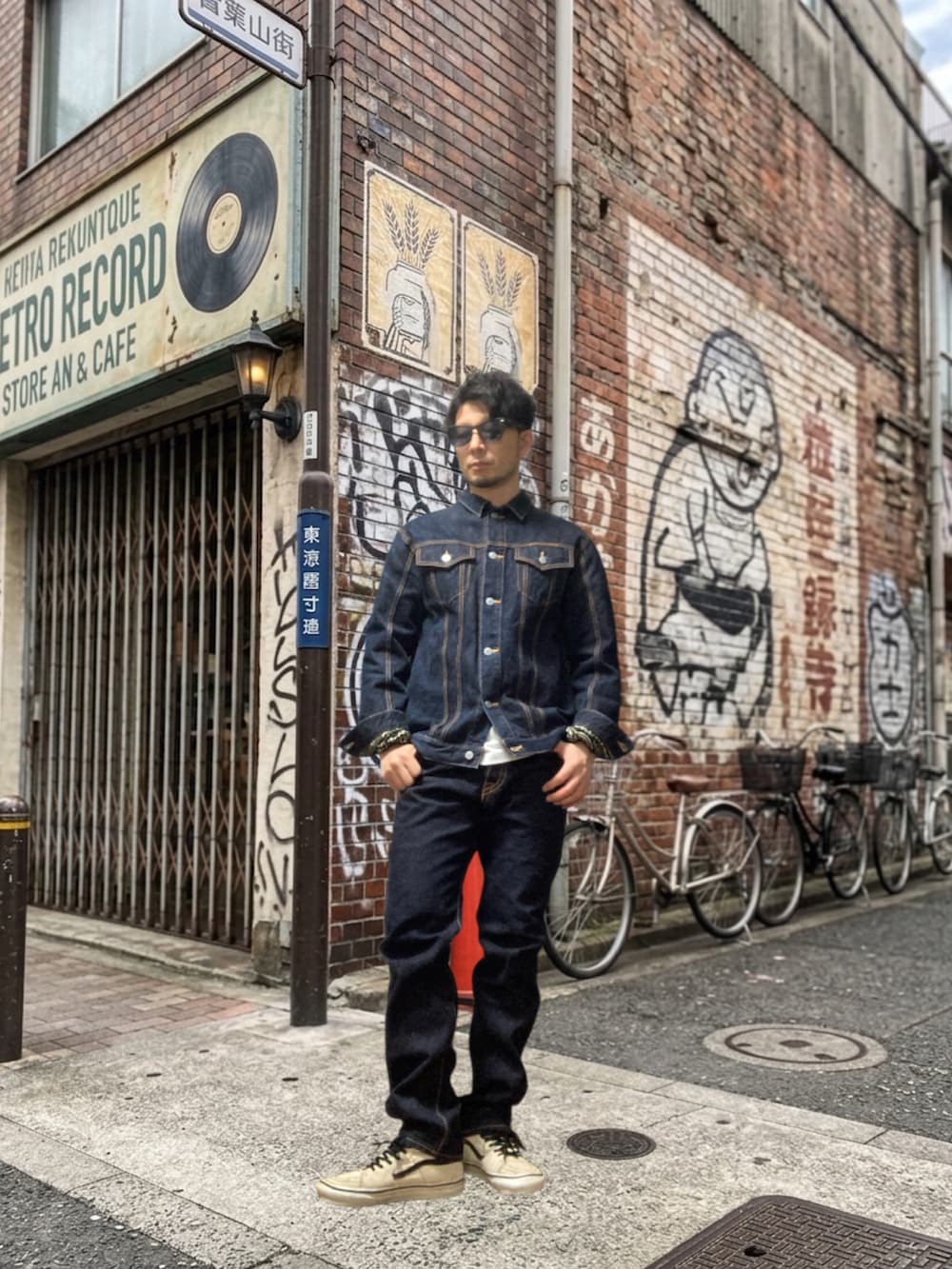 ホワイト系のTシャツ/カットソー、ブルー系のデニムジャケット、ブルー系のデニムパンツを着用したメンズの春コーディネートの2枚目の写真