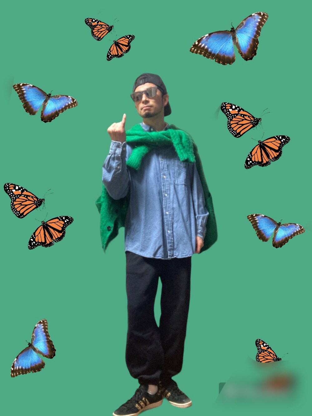 ブラック系のスニーカー、ブラック系のスウェットパンツ、ブルー系のシャツ/ブラウスを着用したメンズの春コーディネートの3枚目の写真